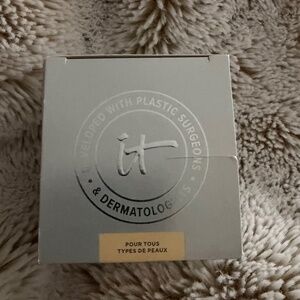 IT CONFIDENCE IN A CREAM ANTI-AGING HYDRATING MOISTURIZER